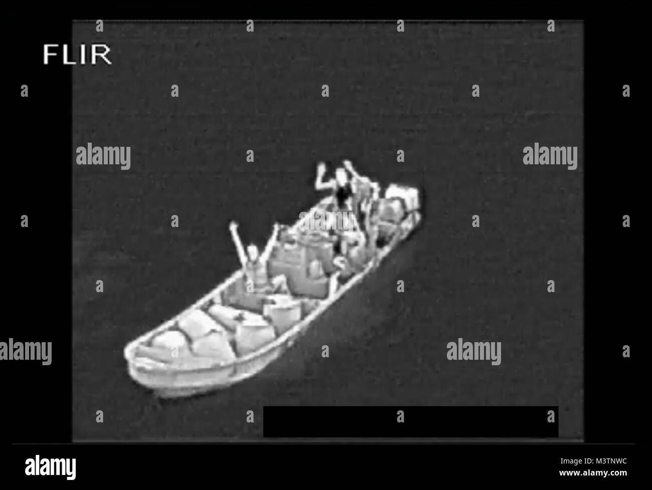 120619-N-ZZ999-005 OCEANO PACIFICO (19 giugno 2012) sospetti trafficanti di droga sollevare le mani sopra le loro teste dopo i motori della loro barca in fuga sono stati disabilitati da un U.S. Coast Guard gunner sparare da un elicottero distribuito dalla guidato-missile fregata USS Nicholas (FFG 47). Nicola con un avviato U.S. La guardia costiera della legge di distacco, è stato di pattuglia nella regione come parte del funzionamento Martillo, un americano, europeo e emisfero occidentale nazione partner sforzi mirati traffico illecito rotte in acque costiere lungo l'istmo centroamericano. (U.S. Navy foto/RILASCIATO) 4 120 Foto Stock