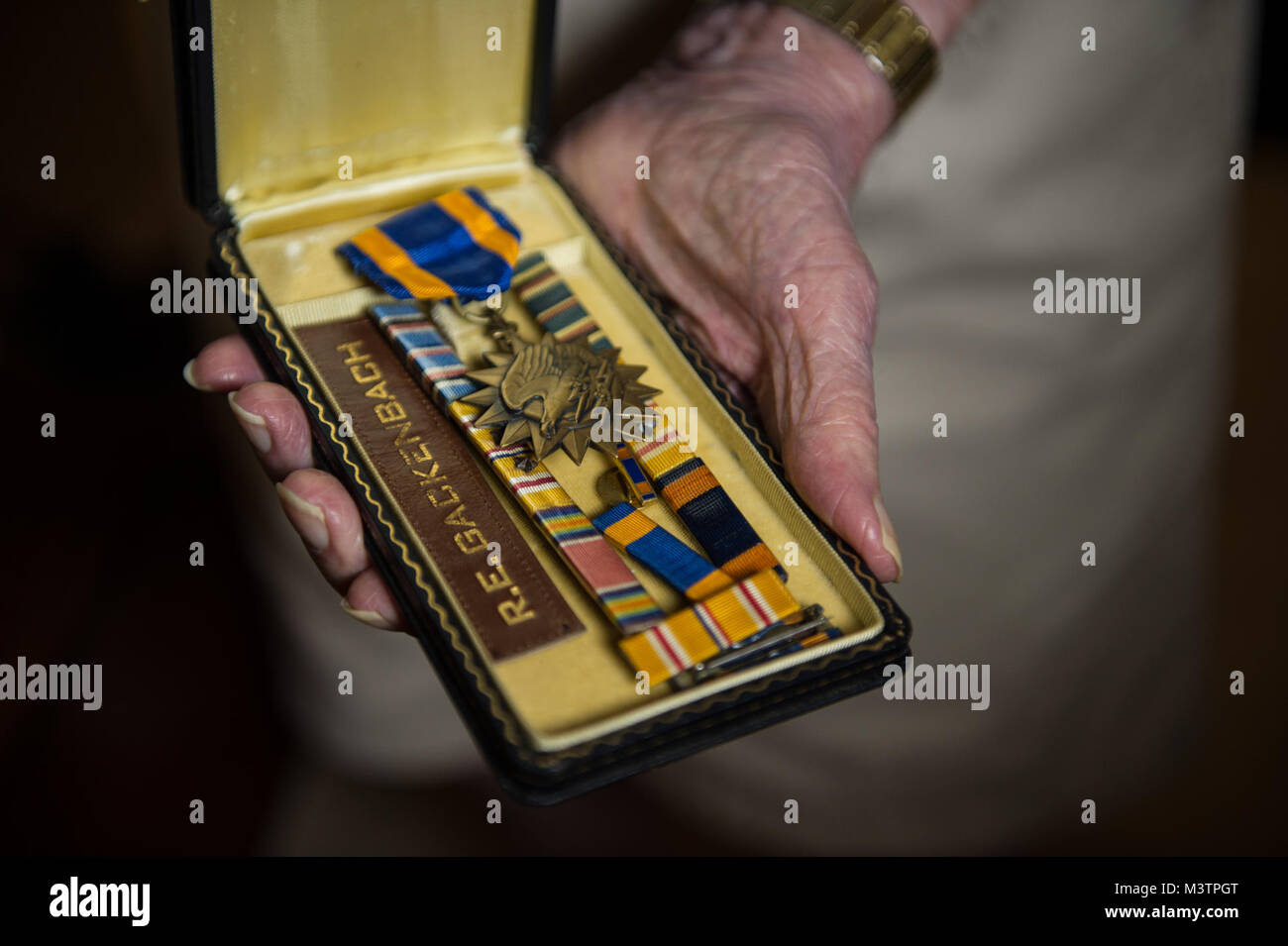 Russell Gackenbach, il navigatore a bordo del B-29 Superfortress, male necessario, conserva alcune delle medaglie ha guadagnato durante il suo tempo negli Stati Uniti Army Air Force. Gackenbach è l'ultimo superstite membro di equipaggio dalla bomba atomica missione su Hiroshima, Giappone su il 6 agosto 1945. (U.S. Air Force foto/Master Sgt. Brian Ferguson) 160913-F-BP133-126.jpg da AirmanMagazine Foto Stock