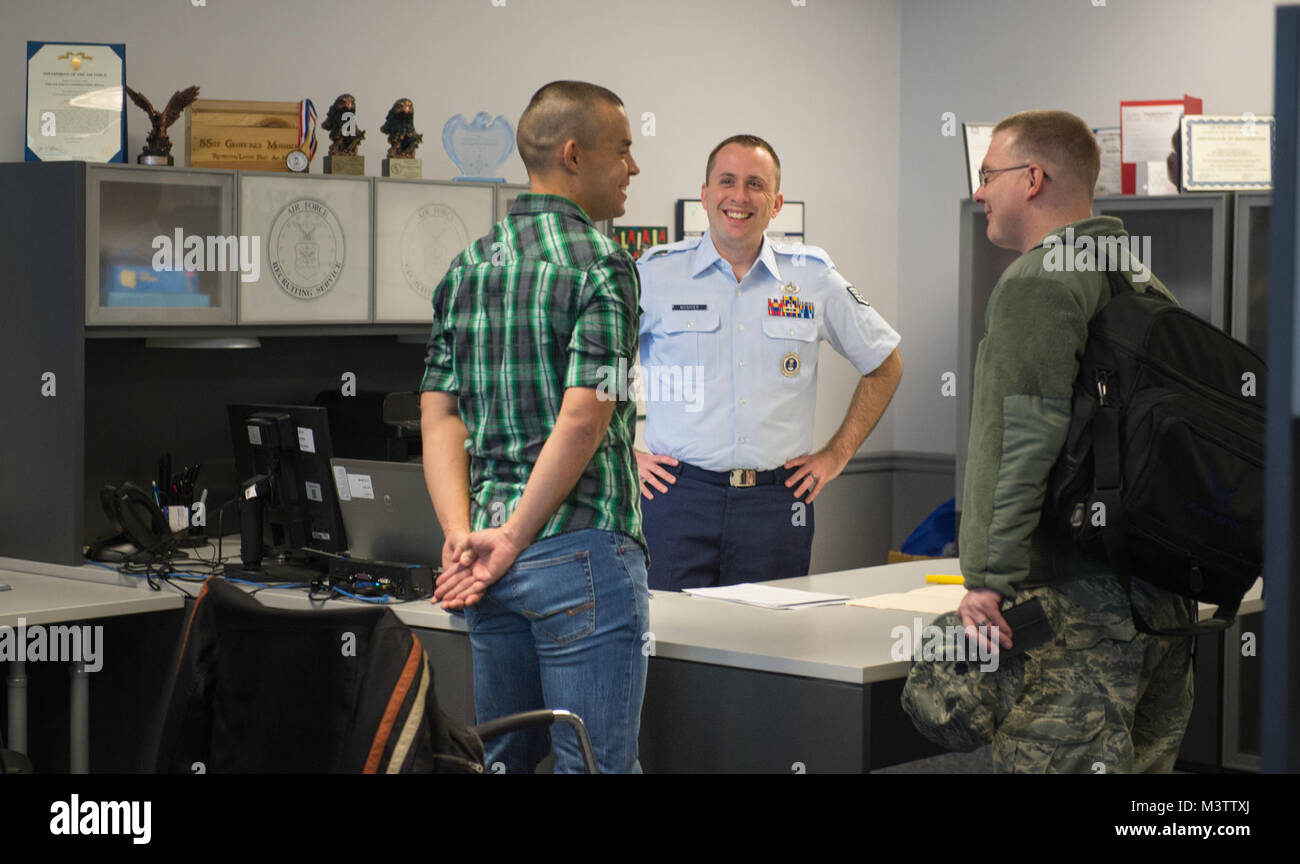 Il personale Sgt. Geoffrey Moshier parla con Lt. Col. Alexander L. Ackerman, 311th Air Force il reclutamento di comandante della stazione, come lui finisce una recensione di un servizio attivo richiesta applicazione con il Senior Airman Scott William Munro, in Pittsburgh, Pa., Dicembre 5, 2016. Munro serve attualmente negli Stati Uniti Air Force si riserva e ha un forte desiderio di diventare un attivo-dovere Airman. Moshier risponde con un ampia gamma di candidati, da civili di reclute per prima i membri del servizio, effettua le chiamate in conferenza, alta scuola visite, ritardato-programma di inserimento discussioni ed elabora nuove applicazioni da civili. (U.S. Aria F Foto Stock