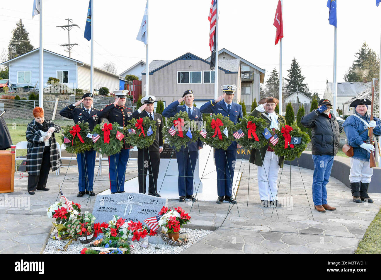 161217-N-CE BREMERTON099-156, nello Stato di Washington (Dec. n. 17, 2016) Rappresentanti di ciascun ramo di servizio militare salute dietro le corone davanti alla tomba del Milite Ignoto a Ivy Green nel cimitero Bremerton durante le ghirlande in tutta l'America cerimonia. Corone in tutta l'America si tiene ogni anno il secondo o terzo sabato di dicembre ed è noto come il più grande del mondo Veteran's Parade a ricordare alla gente quanto è importante per ricordare i caduti. (U.S. Navy foto di Sottufficiali di terza classe Charles D. Gaddis IV/RILASCIATO) 161217-N-CE099-156 dalla Base Navale di Kitsap (NBK) Foto Stock