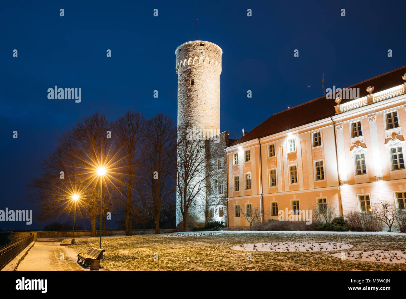 Tallinn, Estonia. Sera vista notturna della città superiore Castello torre angolare Tall Hermann o Pikk Hermann. Foto Stock