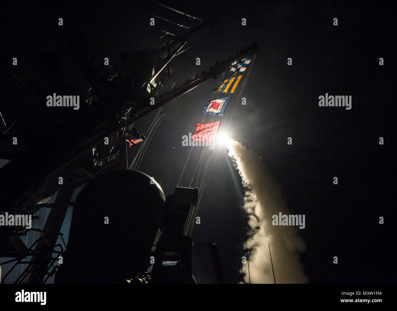 170407-N-FQ994-192 mare mediterraneo (Aprile 7, 2017) le visite-missile destroyer USS Ross (DDG 71) incendi un Tomahawk land attack missile Aprile 7, 2017. Ross è distribuita a Rota, Spagna, e sta conducendo operazioni navali negli Stati Uniti Sesta flotta area di operazioni a sostegno degli Stati Uniti per gli interessi di sicurezza nazionali in Europa e in Africa. (U.S. Foto di Marina di Massa lo specialista di comunicazione di terza classe Robert S. Prezzo/RILASCIATO) 170407-N-FQ994-192 dal curatore di fotografia Foto Stock