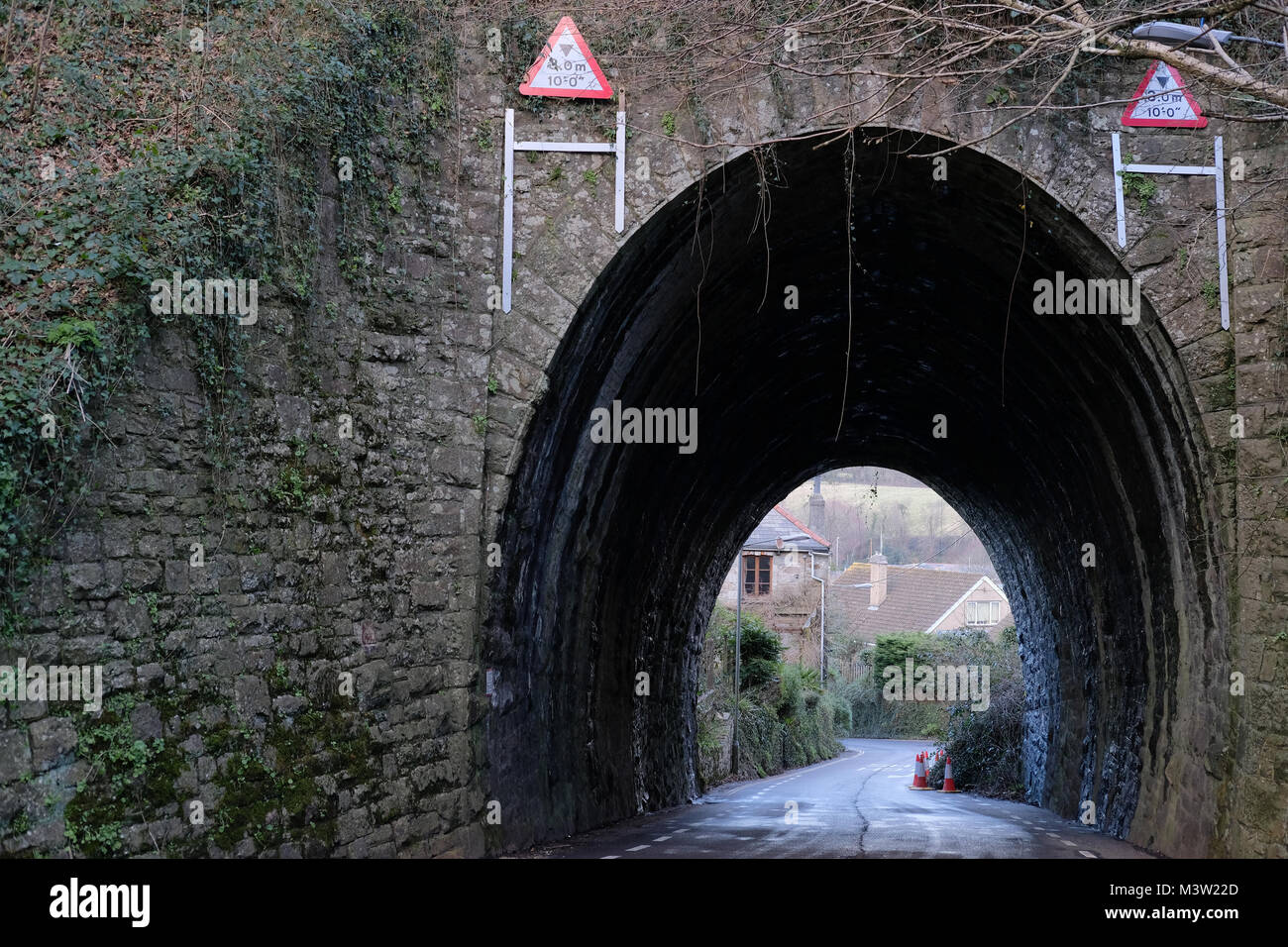 Una strada sotto un ponte ferroviario Foto Stock