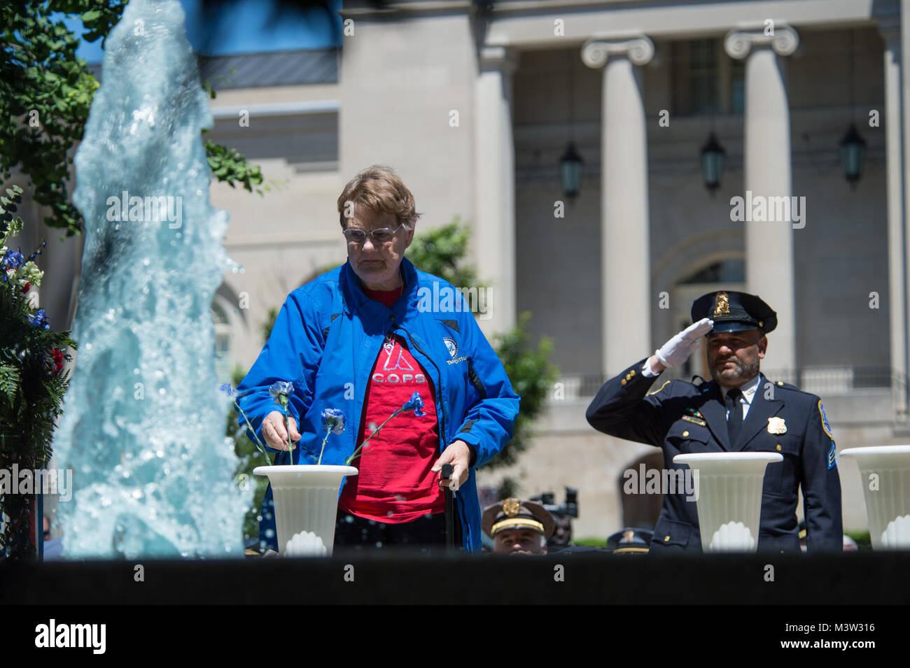 -Washington, D.C. Lunedì, 8 maggio 2017. La trentottesima annuale area di Washington funzionari di polizia memoriale di servizio oggi detenute da la Metropolitan Police Department ha onorato i caduti funzionari di polizia nel 2017. La cerimonia ha evidenziato la vita di cinque locali di funzionari di polizia che hanno dato la loro vita nell'ultimo anno. Il capo della polizia di ogni ufficio caduti hanno parlato del loro sacrificio e un garofano era prevista in memoria. D.C. Sindaco Muriel Bowser, diede il discorso e direttore dell'U.S. Esegue il marshalling Service David Harlow prevista un garofano per caduti Vice Patrick Carothers. Pho Foto Stock