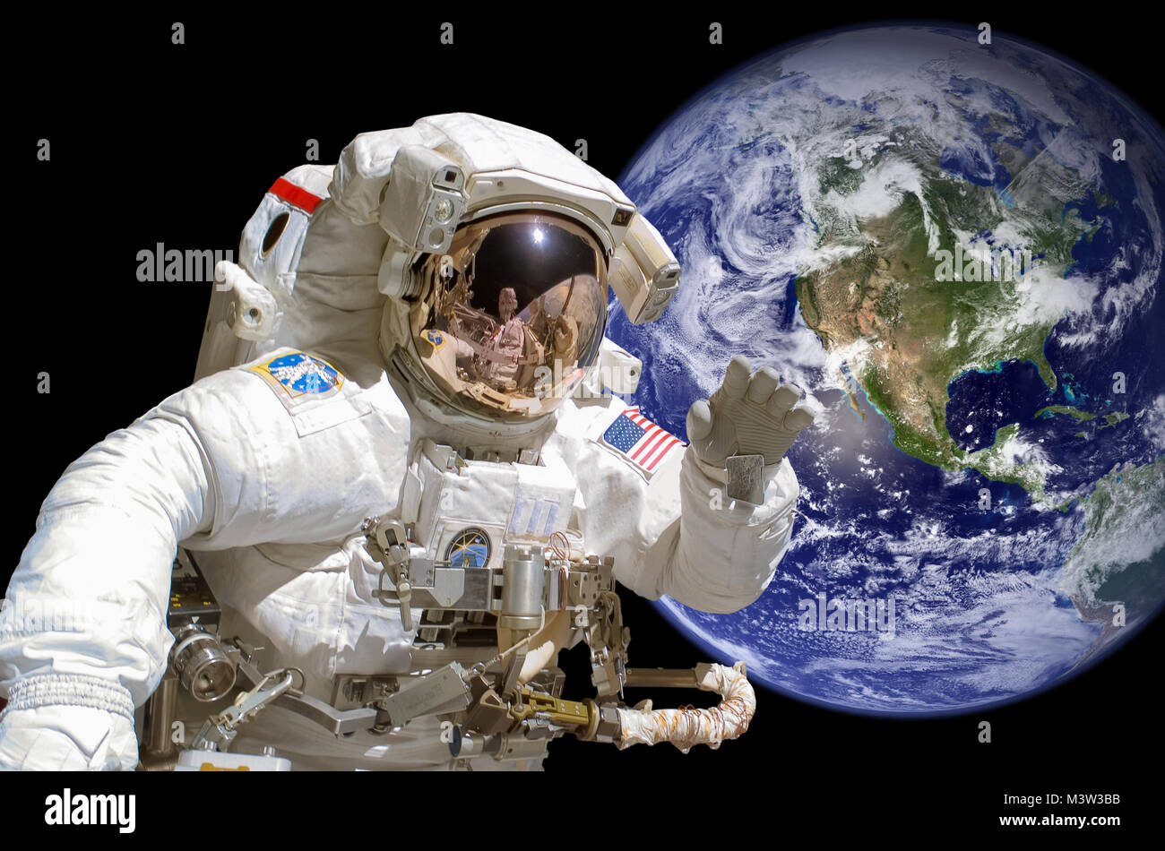 Close up di un astronauta nello spazio esterno, terra in background - elementi di questa immagine sono fornite dalla NASA Foto Stock