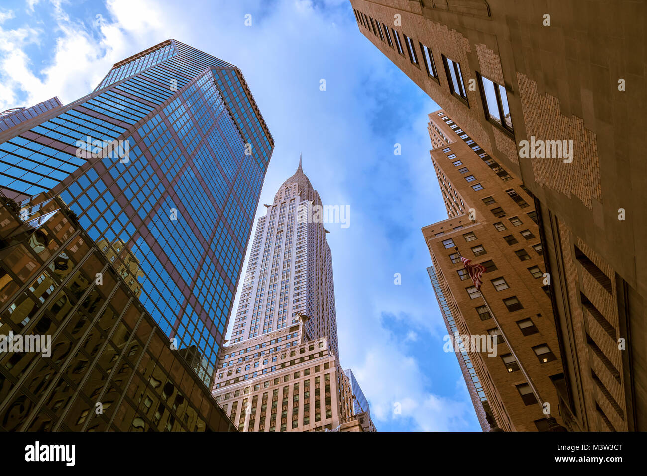 L'iconico Chrysler Building, visualizzazione a basso angolo, nella città di New York, New York, Stati Uniti. Foto Stock L'iconico Chrysler Building, visualizzazione a basso angolo, nella città di New York, New York, Stati Uniti. Foto Stock