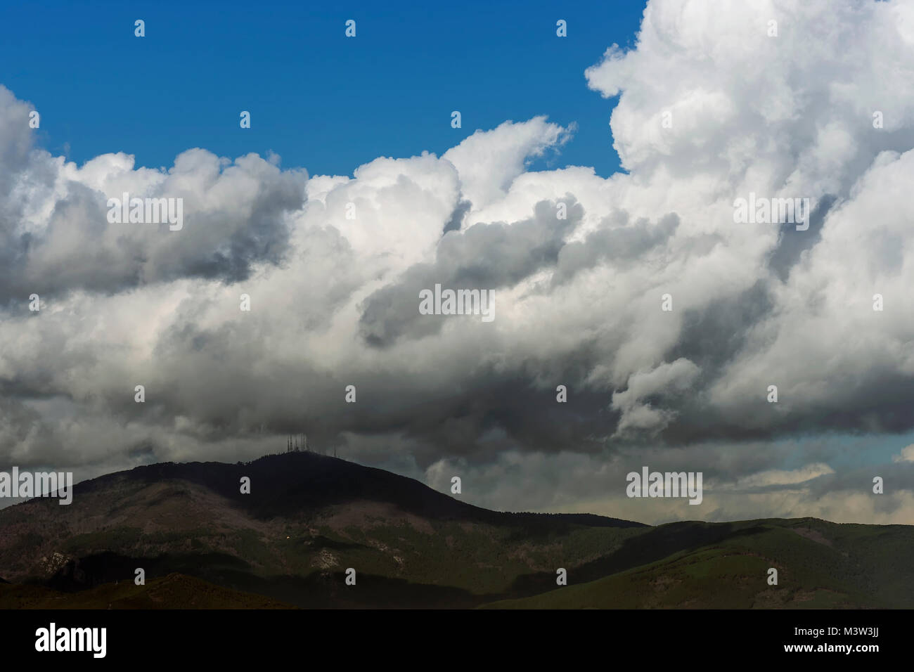 Vista aerea del Monte Serra con un cappello di nuvole, Pisa, Toscana,  Italia Foto stock - Alamy