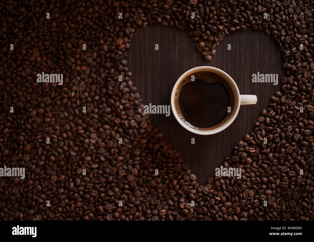 Tazza di caffè con i chicchi di caffè sul tavolo in legno Foto Stock