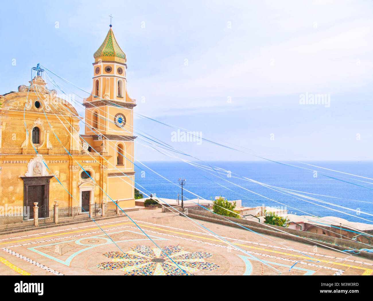 Bella e antica chiesa di San Gennaro decorato con nastri colorati per Pasqua affacciato sul mare sulla giornata di sole a Praiano Amalfi, Italia Foto Stock