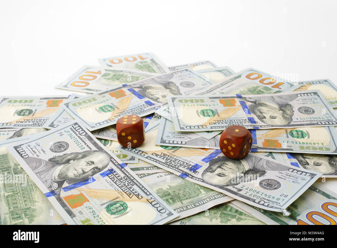 Un centinaio di dollari le banconote e due fortunati dadi. concetto di gioco e fortuna. Foto Stock