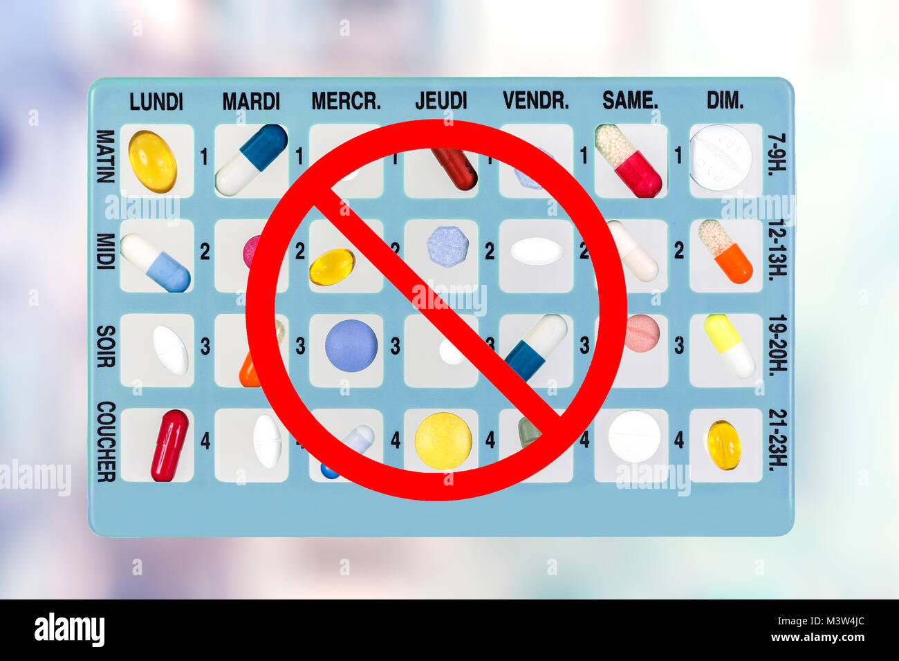 Blue Pill box per lo stoccaggio di farmaci, con iscrizioni in francese, del momento del giorno della settimana in bianco con simbolo significato vietato Foto Stock