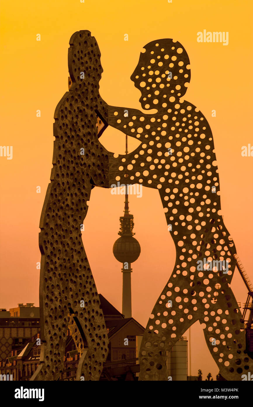 Molecola uomo, scultura da Jonantan Borofsky, Alex TV Tower , Sprea, Berlino Foto Stock