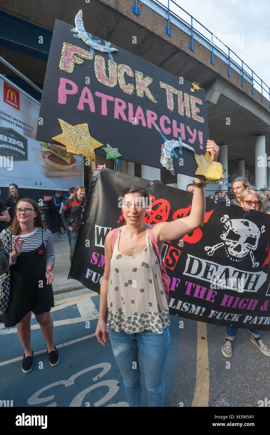 La gente alla protesta contro il Jack the Ripper stand del museo nella sede stradale al di fuori del museo con la classe War Womens morte Squad banner e un poster decorata "F * * k il Patriarcato!' Foto Stock