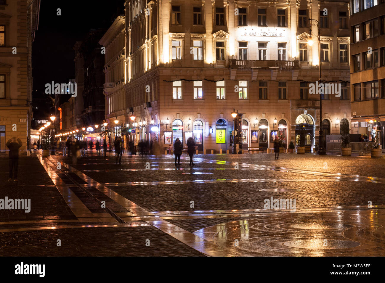 Budapest, Ungheria - Jan 19, 2018: Budapest di notte foto di Piazza Santo Stefano. Lunga esposizione. Foto Stock