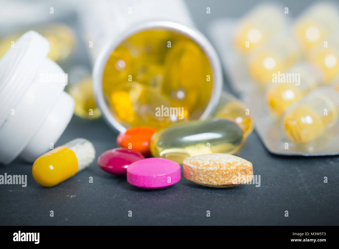 Pills fuoriuscita di pillola bottiglia Foto Stock