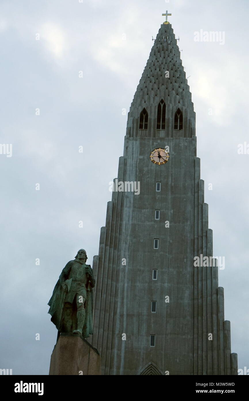 La statua di explorer Leif Erikson al di fuori Hallgrímskirkja chiesa luterana in Reykjavík, Islanda Foto Stock