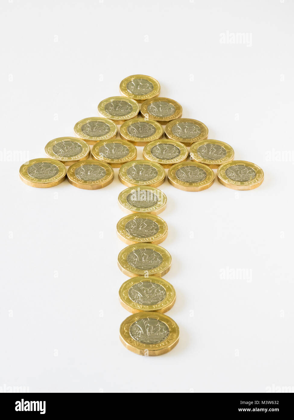 New British pound monete realizzato in forma di una freccia Foto Stock