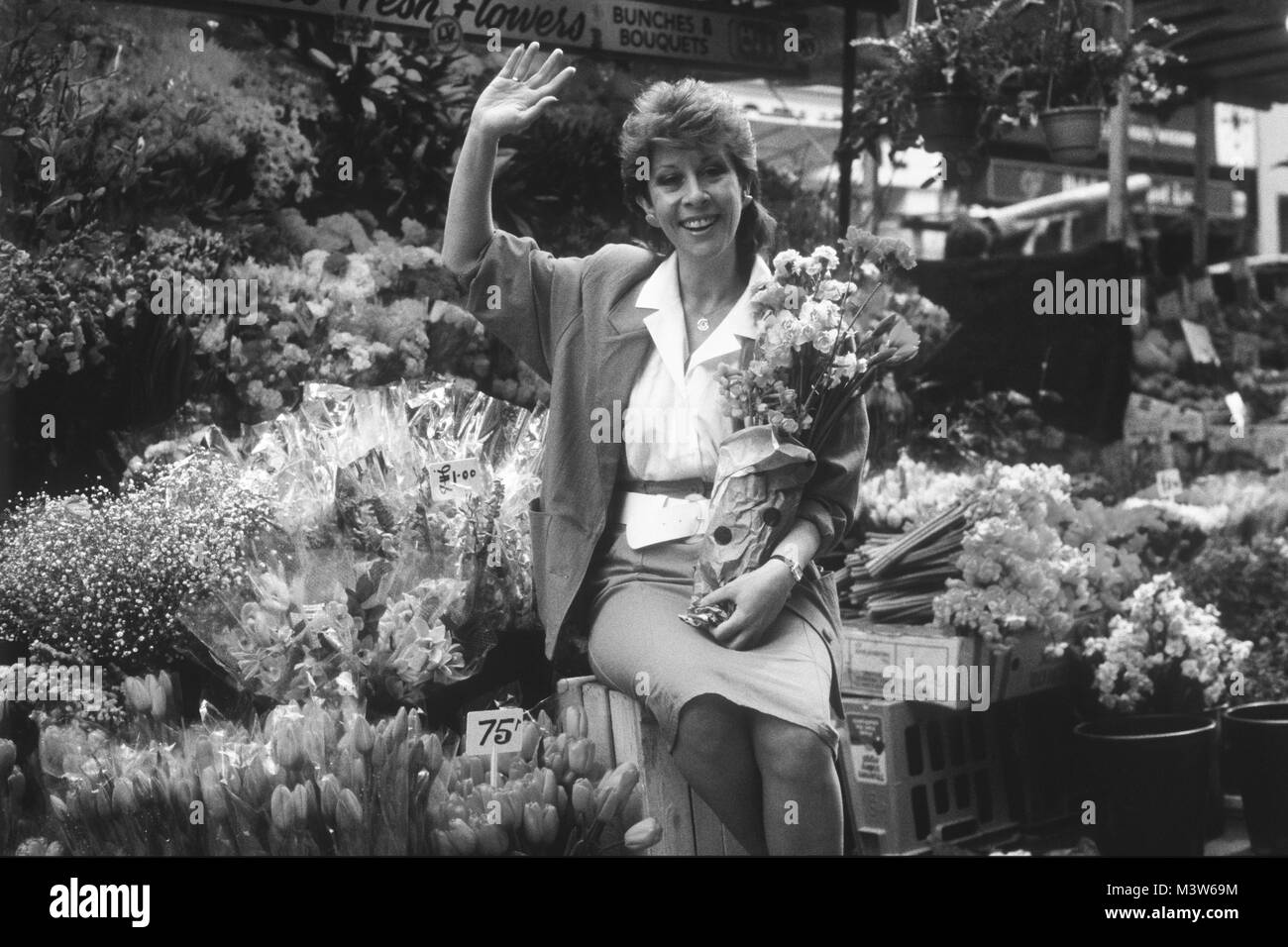 Cantante britannico Helen Shapiro giocoleria con arance durante la produzione di Albion mercato per ITV 1985 Foto Stock