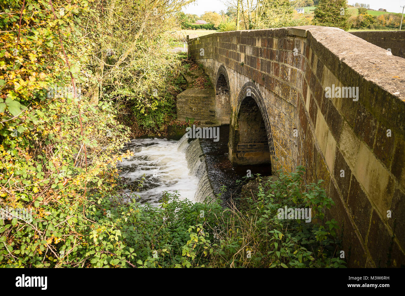 Ponte sul Fiume Marden vicino a Chippenham Wiltgshire England Regno Unito Foto Stock