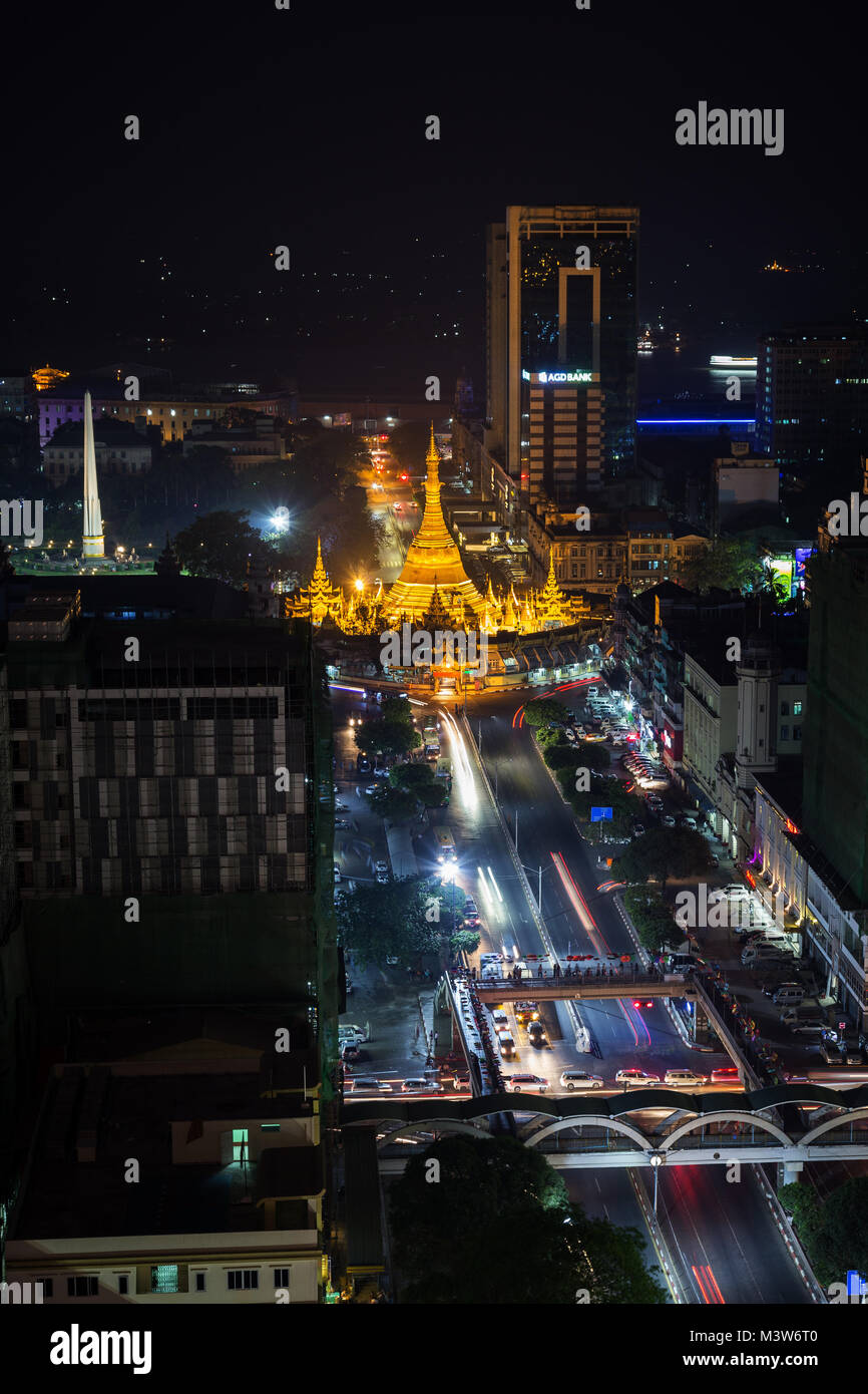 Downtown, Sule Pagoda Road e illuminato indipendenza monumento e Sule Pagoda di Yangon, Myanmar, visto da sopra la sera. Foto Stock