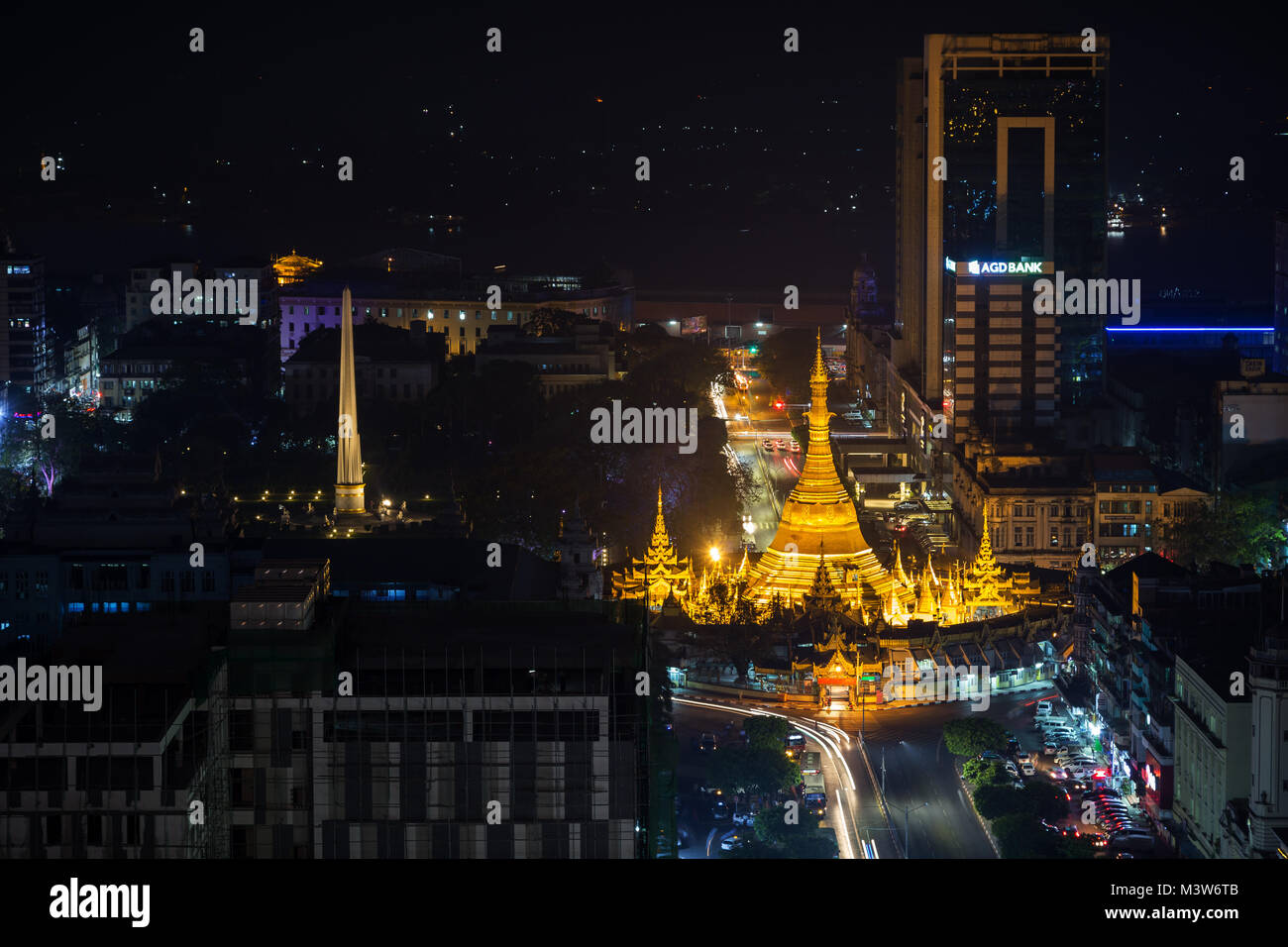 Downtown, Sule Pagoda Road e illuminato indipendenza monumento e Sule Pagoda di Yangon, Myanmar, visto da sopra la sera. Foto Stock