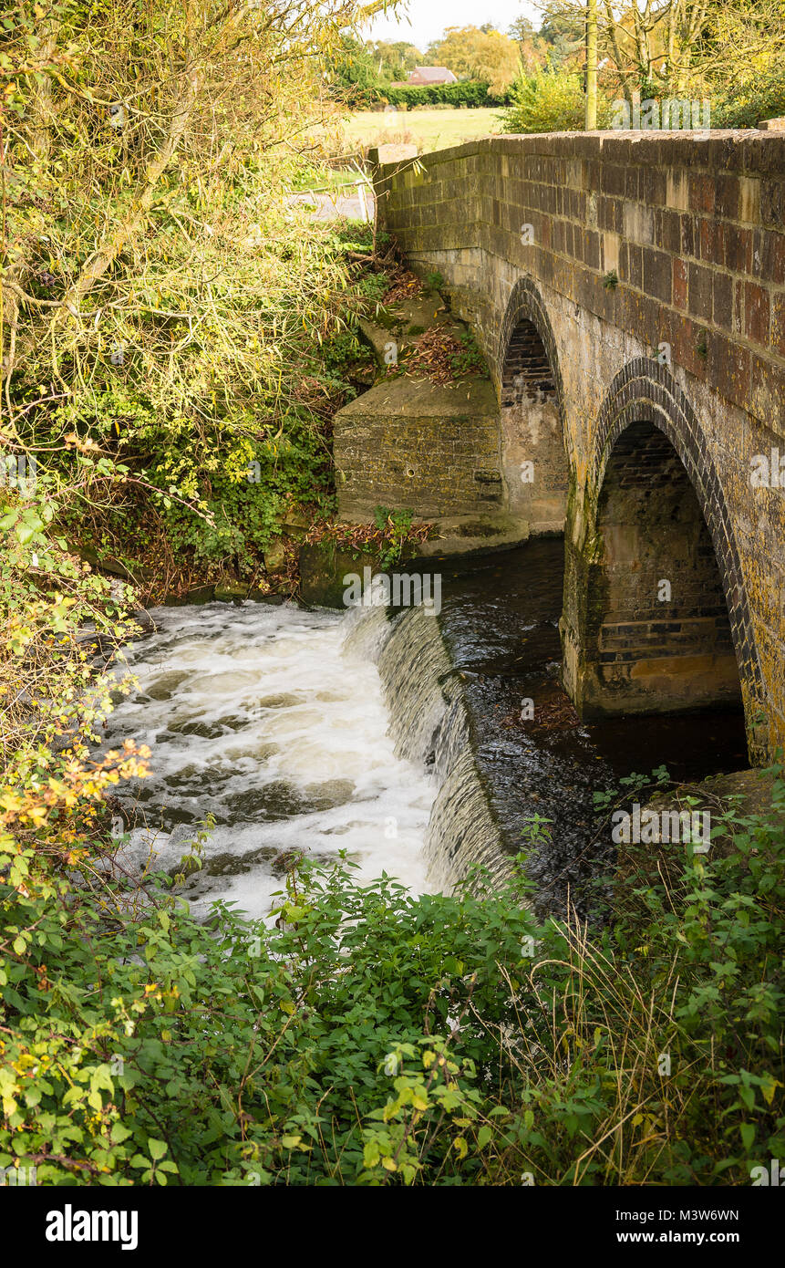 Ponte sul Fiume Marden vicino a Chippenham Wiltgshire England Regno Unito Foto Stock