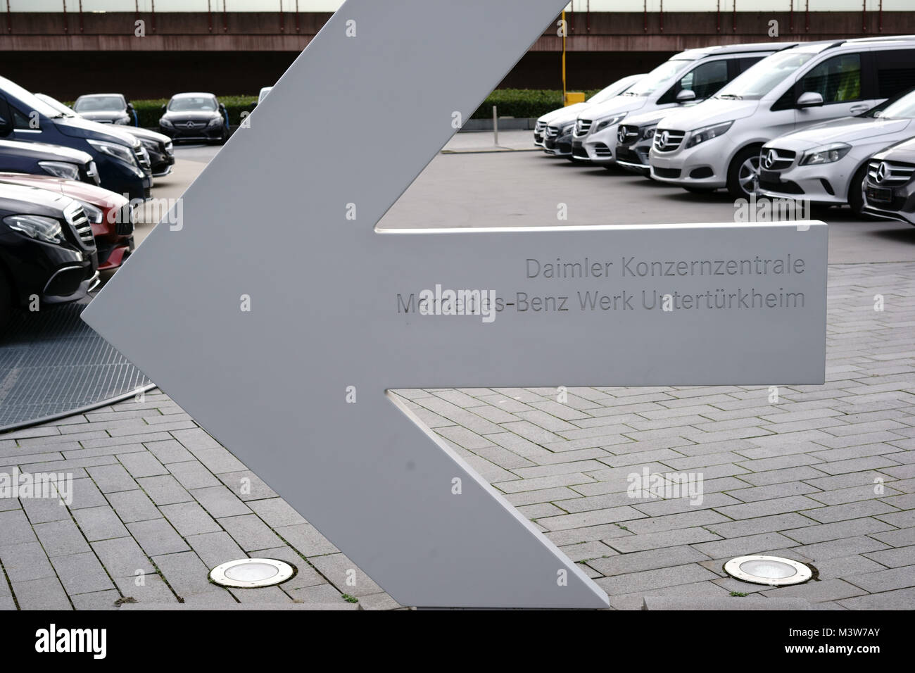 Stoccarda, Germania - Febbraio 03, 2018: una freccia direzionale per la Daimler sede dell'impianto Mercedes-Benz Untertuerkheim sul piazzale di Foto Stock