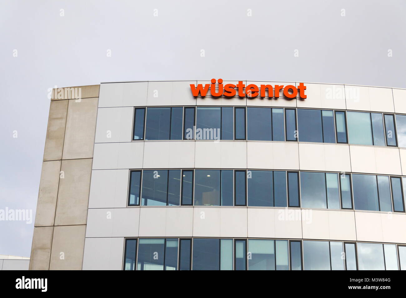 Praga, Repubblica Ceca - 12 febbraio 2018: Wustenrot Group Company logo sul quartier generale il 12 febbraio 2018 a Praga, Repubblica Ceca. Foto Stock