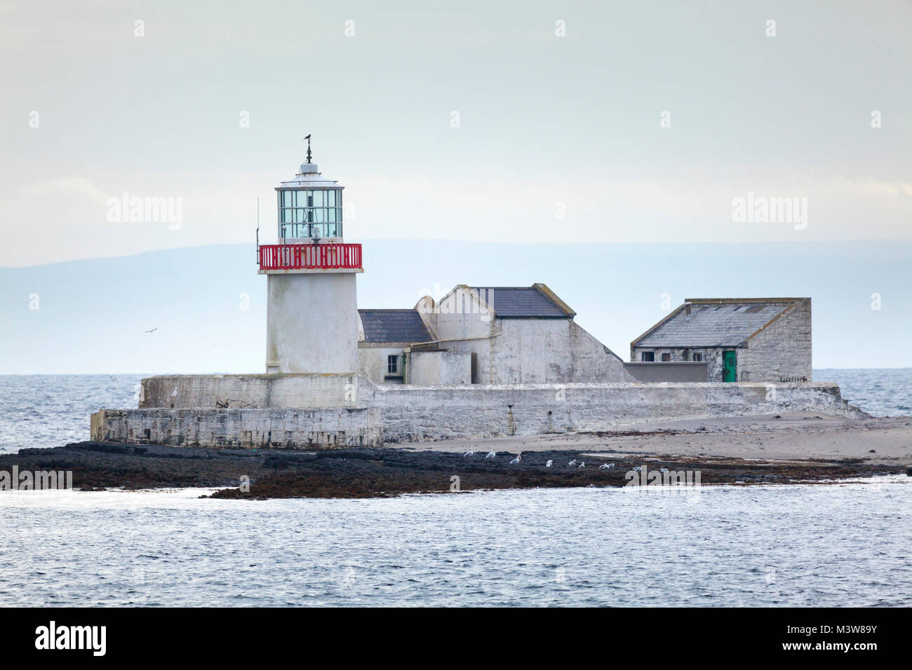 La paglia Island Lighthouse, Inishmore, Isole Aran, nella contea di Galway, Irlanda. Foto Stock