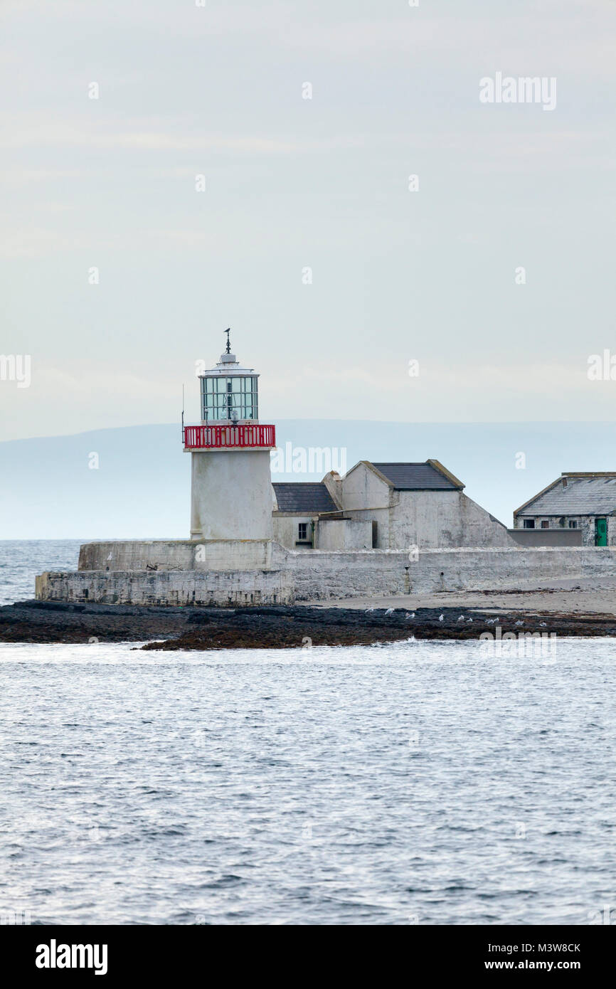 La paglia Island Lighthouse, Inishmore, Isole Aran, nella contea di Galway, Irlanda. Foto Stock