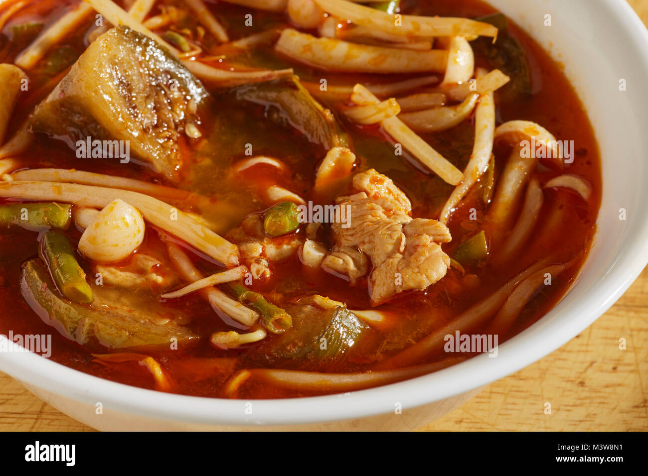 Una ciotola del classico Tailandese, Tom Yum zuppa di pollo Foto Stock