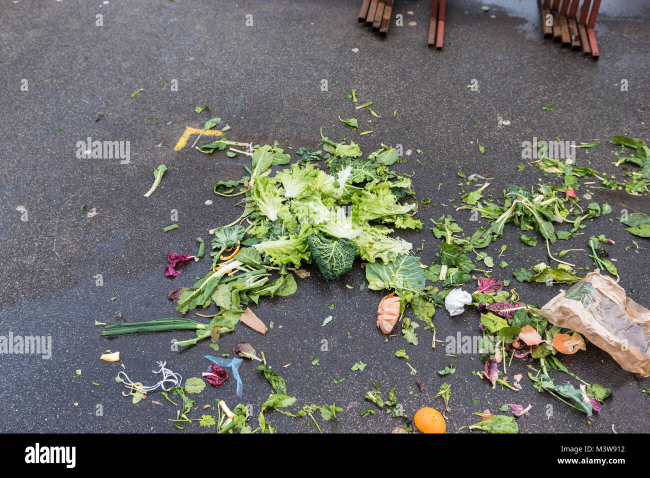 I rifiuti alimentari, gli avanzi su un pavimento a street market alimentare. I rifiuti organici per il compostaggio Foto Stock