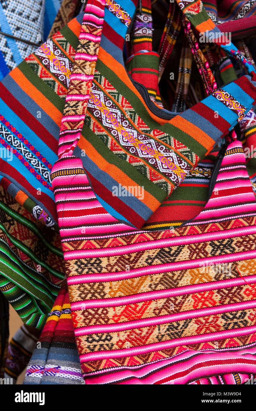 Dettaglio dei sacchetti fatti a mano al mercato, Cusco, Perù Foto Stock