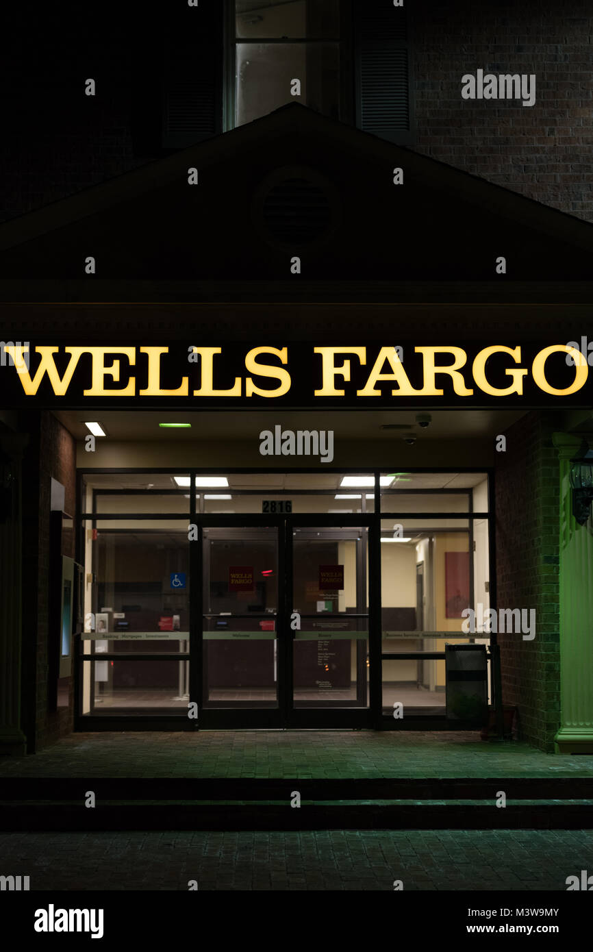 WILSON, NC - Gennaio 25, 2018: Un Wells Fargo Bank entrata a notte. Wells Fargo & Company è un American international servizi bancari e finanziari Foto Stock