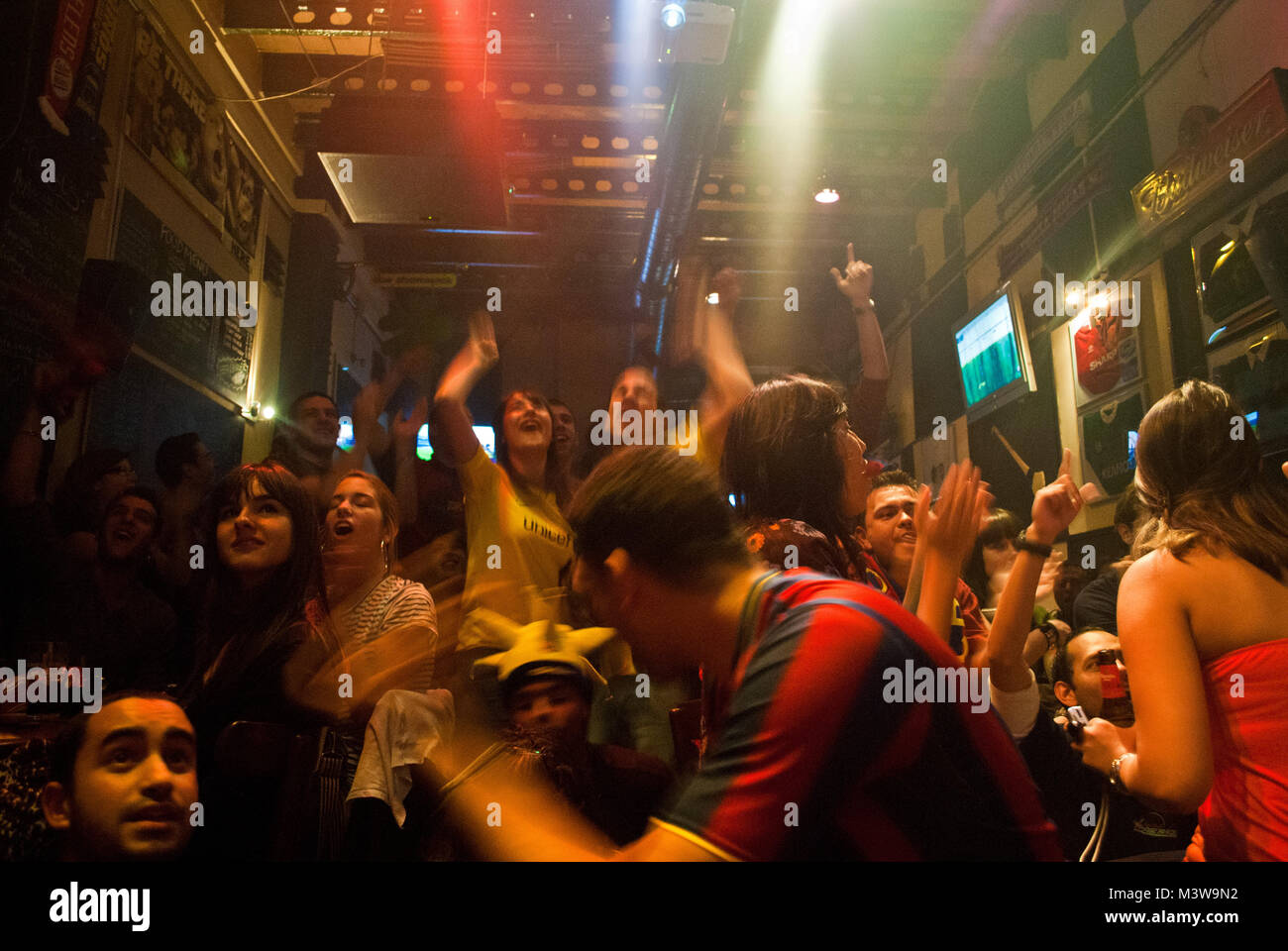 Barcellona i tifosi di calcio in un bar per celebrare la loro squadra vincendo il campionato Foto Stock