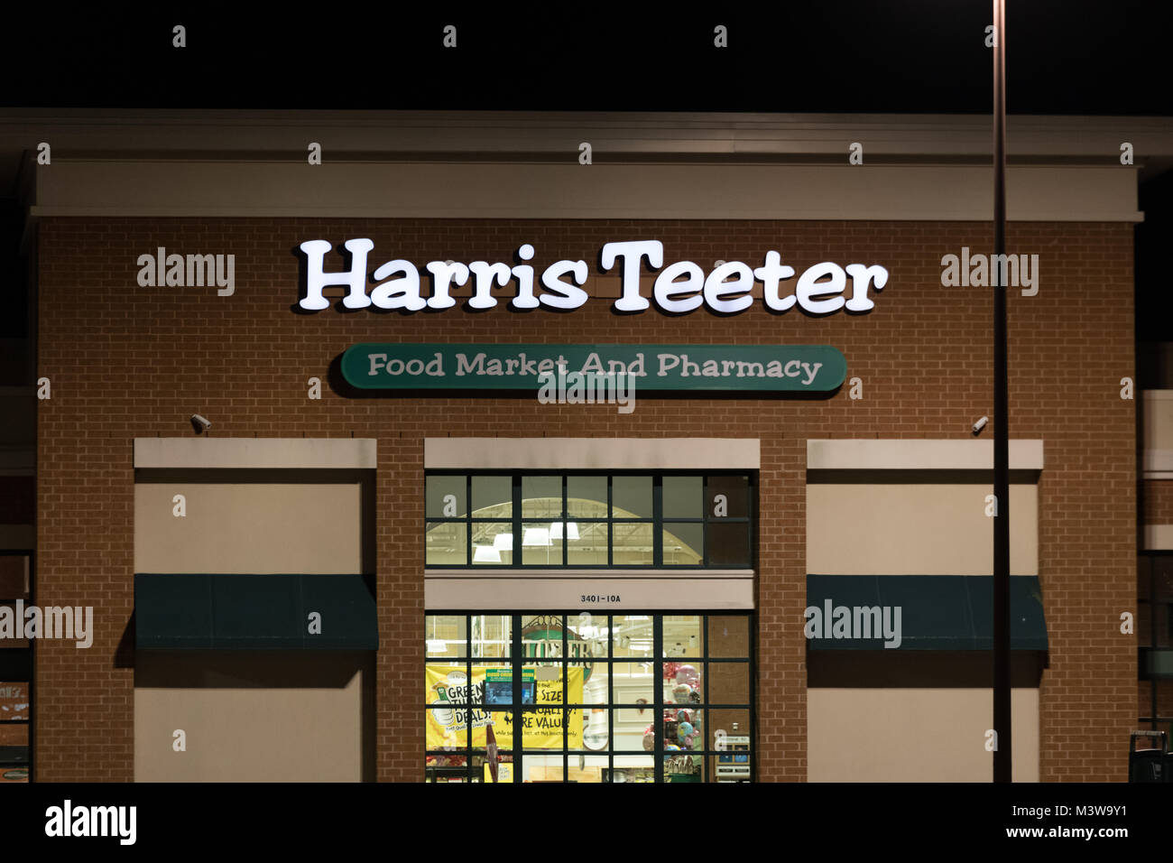 WILSON, NC - Gennaio 25, 2018: Un Harris Teeter negozio di generi alimentari a riva è aperto durante la notte. Harris Teeter supermercati, Inc. è un supermercato americano di base a catena Foto Stock