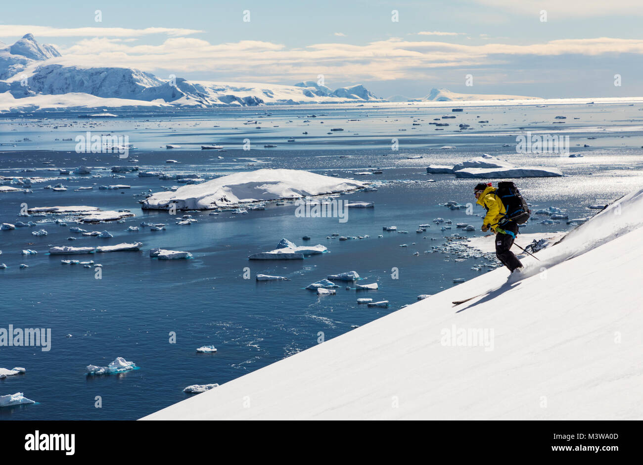 Sci alpino alpinista sci di guida in discesa in Antartide; Isola Rongé; penisola Arctowski Foto Stock