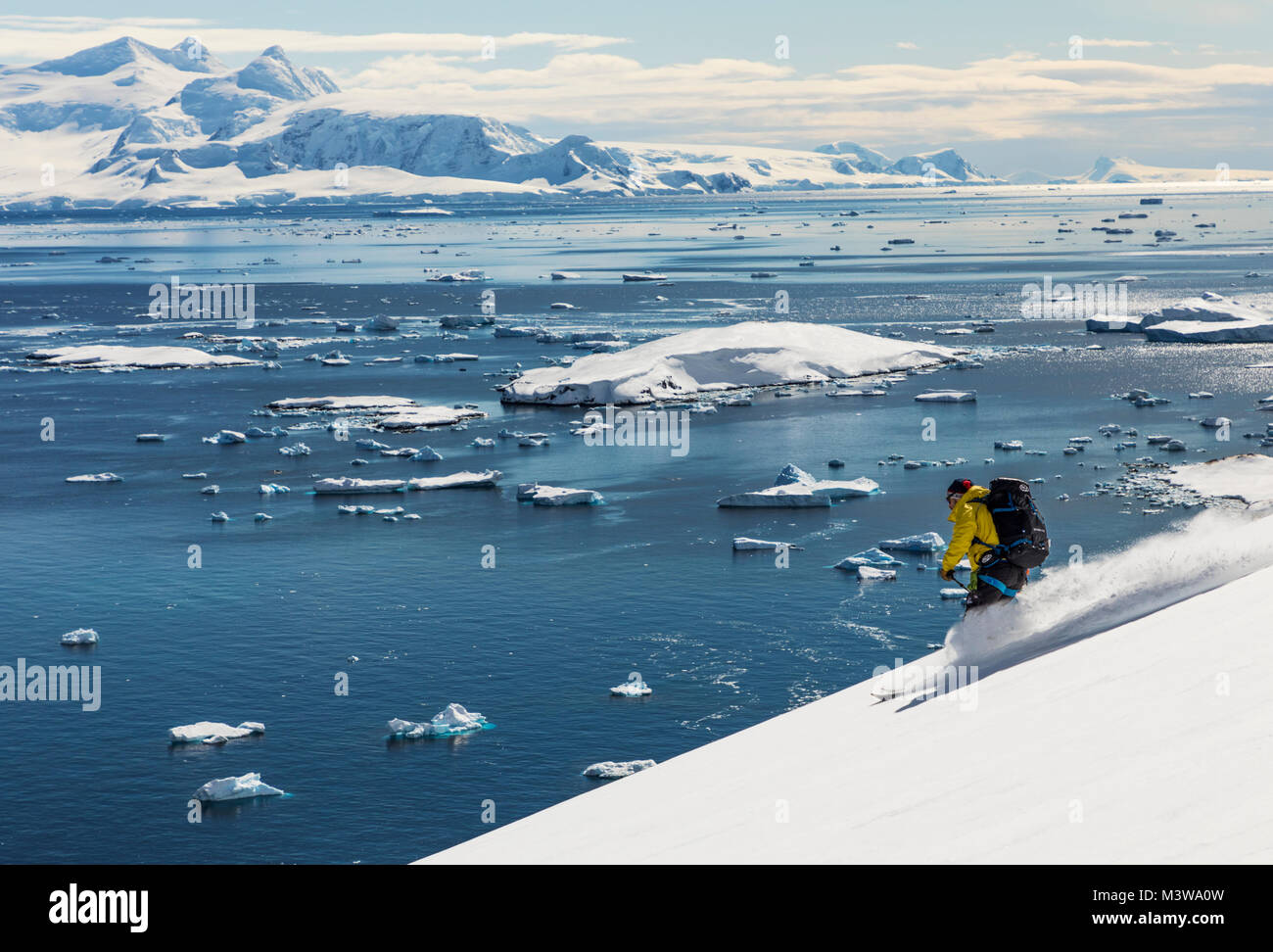 Sci alpino alpinista sci di guida in discesa in Antartide; Isola Rongé; penisola Arctowski Foto Stock