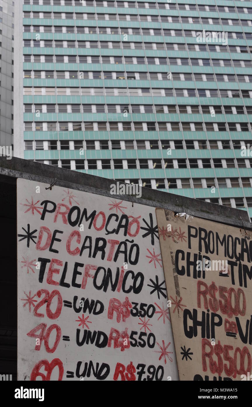 Un astratto foto di un grattacielo e un segno pubblicità schede cellulare a Rio de Janeiro in Brasile Foto Stock