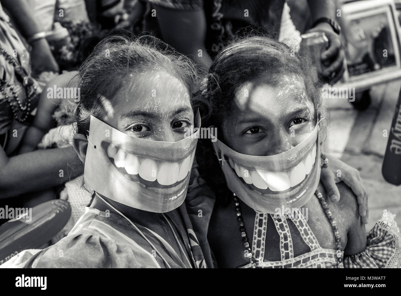 Due ragazze in posa con sorriso maschere durante il carnevale di Barranquilla Foto Stock