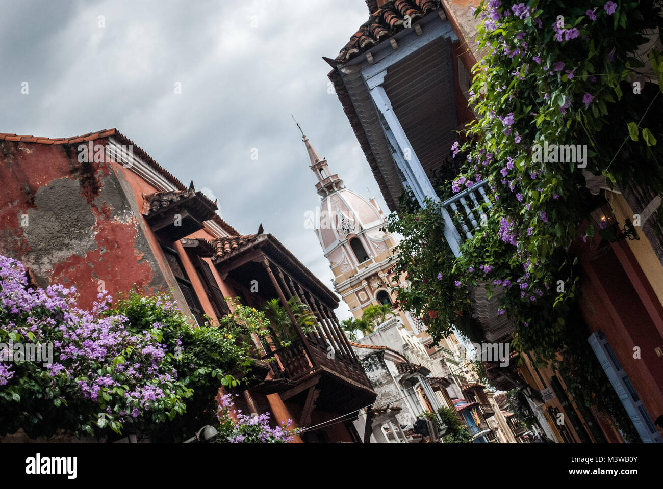 Una foto di vecchi edifici con balconi di legno ricoperti di fiori nel centro storico di Cartagena, Colombia Foto Stock