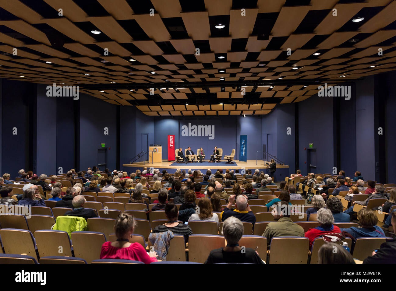 Seattle, Washington: Michelle Nijhuis parla durante la "sottile linea verde" del pannello in corrispondenza della sezione trasversale Festival a Seattle University. Il giornalista scientifico Mic Foto Stock