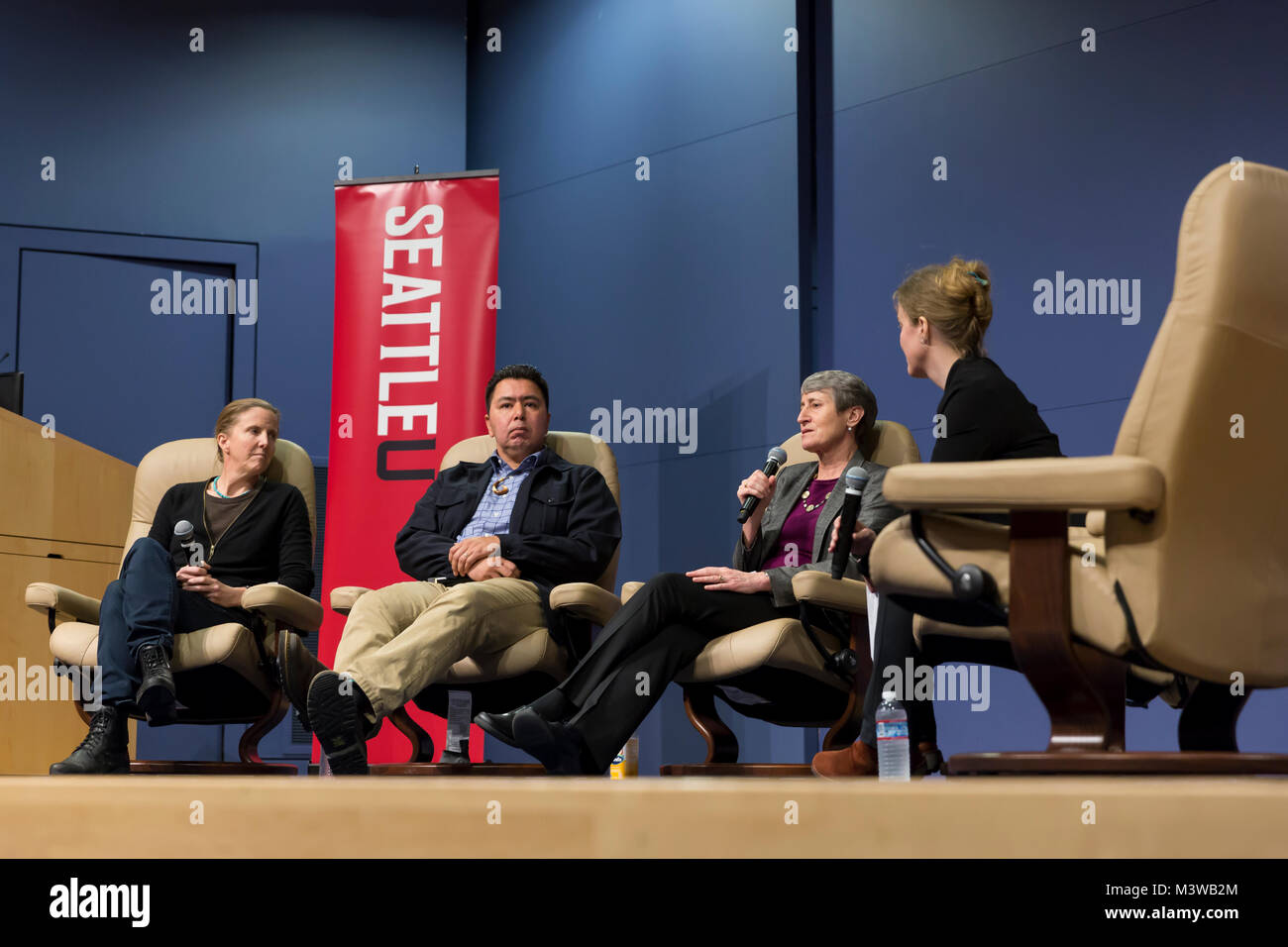 Seattle, Washington: Sally Jewell parla durante la "sottile linea verde" del pannello in corrispondenza della sezione trasversale Festival a Seattle University. Il giornalista scientifico Michell Foto Stock