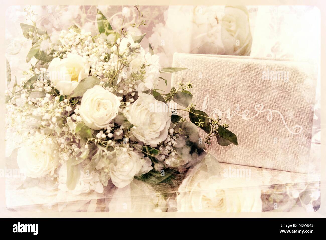 matrimonio amore avorio sfondo rose floreali Foto Stock