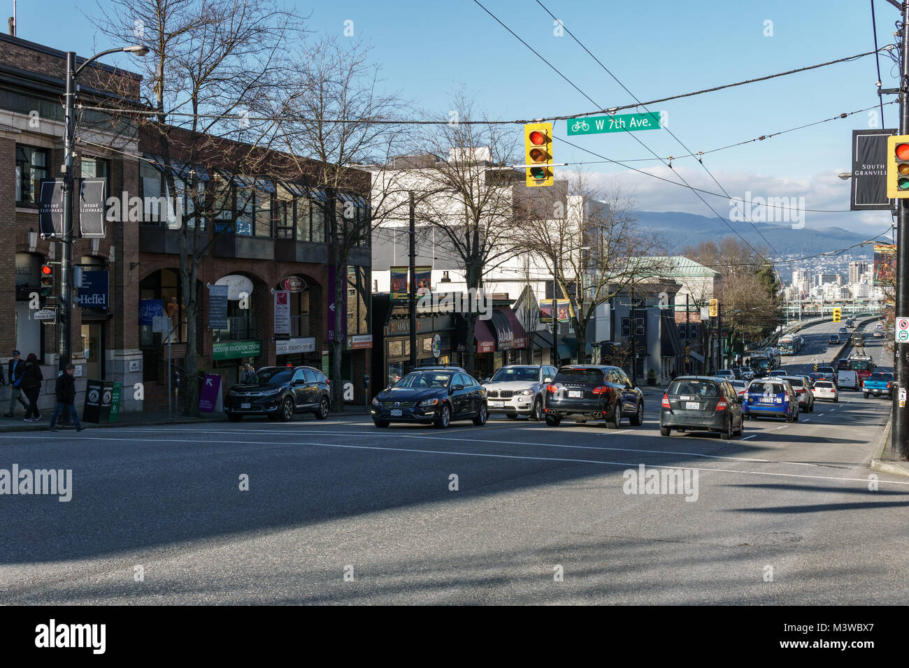 Vancouver, Canada - 9 Febbraio 2018: Granville Street e la 7th Avenue con le persone e con le vetture ristoranti negozi edifici. Foto Stock