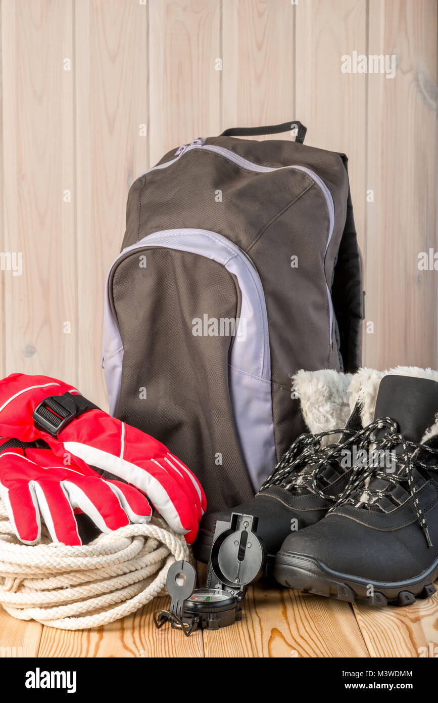Preparazione di abbigliamento e attrezzature per un pericoloso viaggio invernale Foto Stock