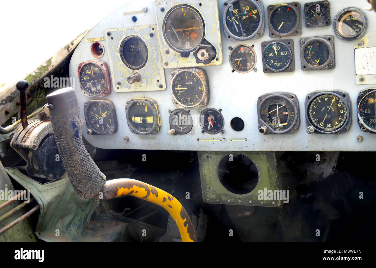 Vecchio cockpit del piano al museo della guerra per la formazione turistica e scattare foto Foto Stock