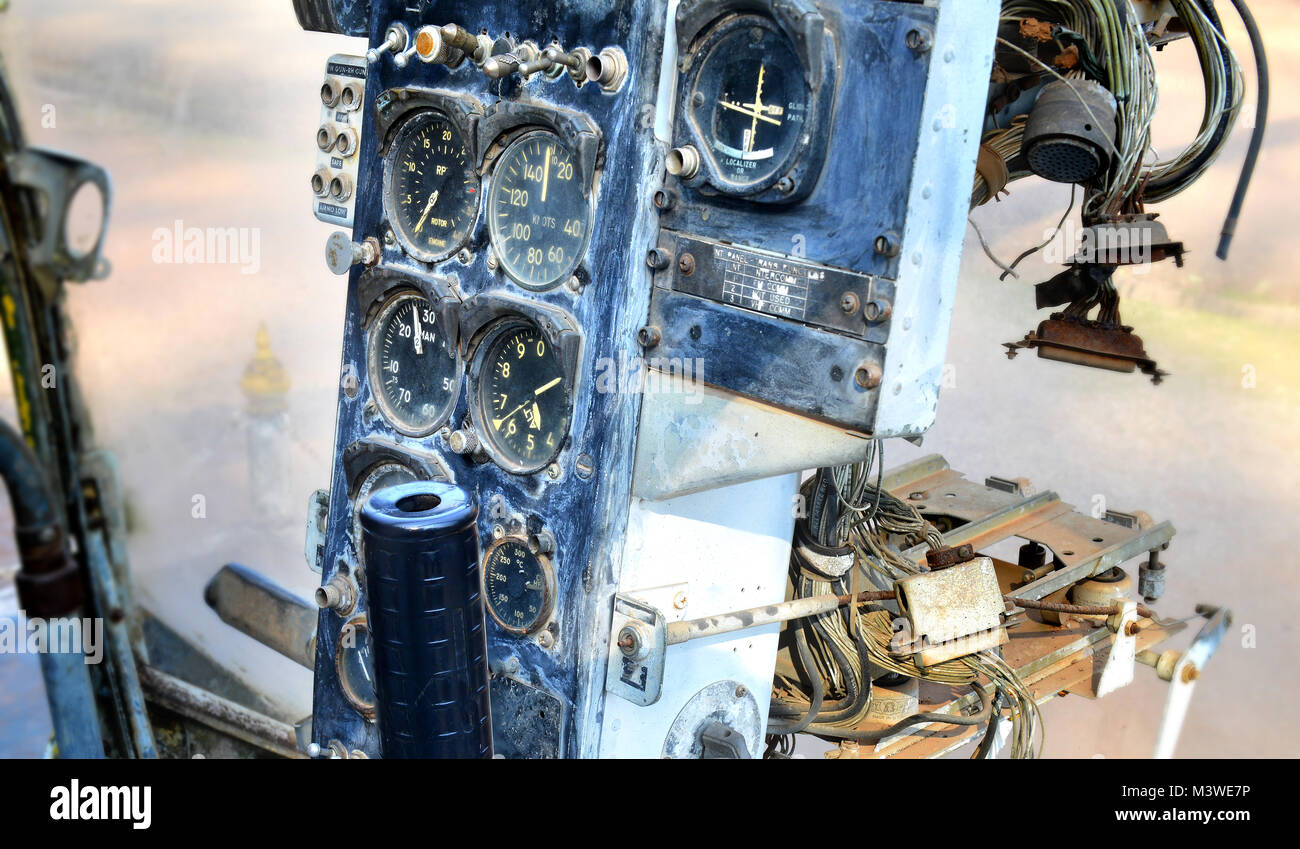 Vecchio cockpit del piano al museo della guerra per la formazione turistica e scattare foto Foto Stock