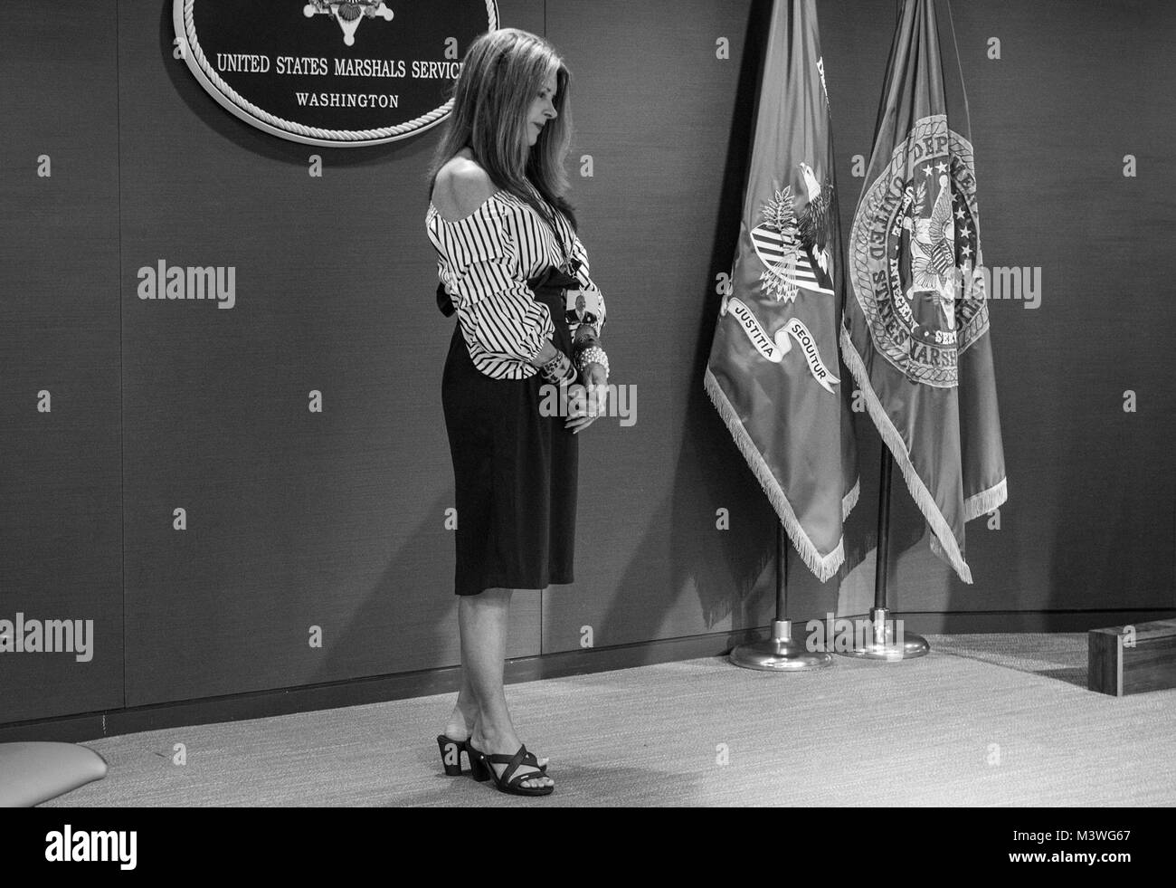 -Washington, D.C. Venerdì, 22 maggio 2017. Il CI servizio di marshalling onorati caduti vice comandante Pat Carothers, che hanno perso la vita nella linea del dazio Nov 18, 2016 mentre apprende un pericoloso fuggitivo, nel corso di una cerimonia presso il Quartier Generale USMS. I membri dell'applicazione della legge europea ha testimoniato il Carothers' famiglia ricevono l'eroe caduto il cuore viola e le credenziali e l inaugurazione di Carothers' nome sulla parete USMS di onore in riconoscimento per la sua vita di servizio. Direttore dell'U.S. Esegue il marshalling Service David Harlow e Direttore Associato di operazioni Bill Snelson condurre la cerimonia Foto Stock