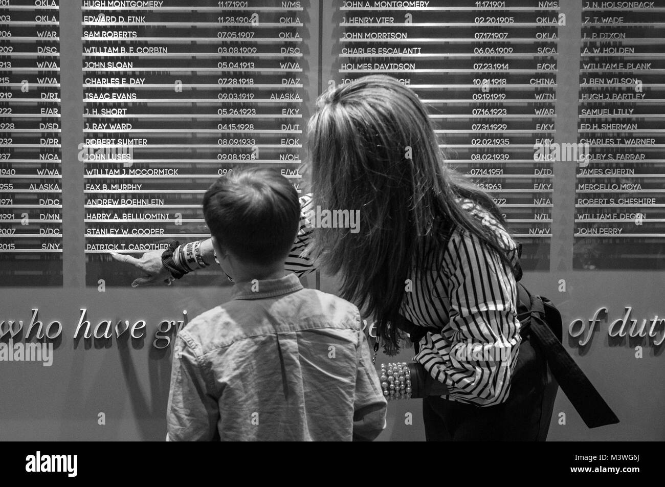 -Washington, D.C. Venerdì, 22 maggio 2017. Il CI servizio di marshalling onorati caduti vice comandante Pat Carothers, che hanno perso la vita nella linea del dazio Nov 18, 2016 mentre apprende un pericoloso fuggitivo, nel corso di una cerimonia presso il Quartier Generale USMS. I membri dell'applicazione della legge europea ha testimoniato il Carothers' famiglia ricevono l'eroe caduto il cuore viola e le credenziali e l inaugurazione di Carothers' nome sulla parete USMS di onore in riconoscimento per la sua vita di servizio. Direttore dell'U.S. Esegue il marshalling Service David Harlow e Direttore Associato di operazioni Bill Snelson condurre la cerimonia Foto Stock